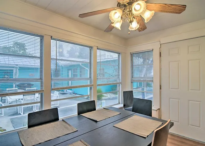 Sun-soaked Coastal Hideaway - Steps To Beach! Clearwater Beach