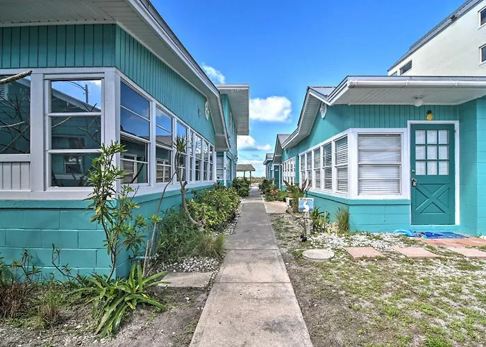 Sun-soaked Coastal Hideaway - Steps To Beach! Ferienhaus *